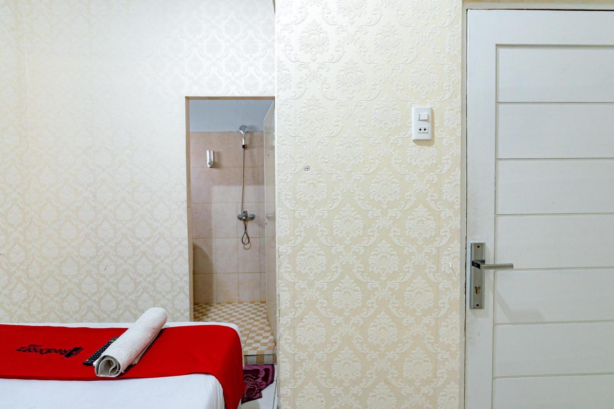 Готель Reddoorz Near Rsud Dr Pringadi Medan 3 Екстер'єр фото