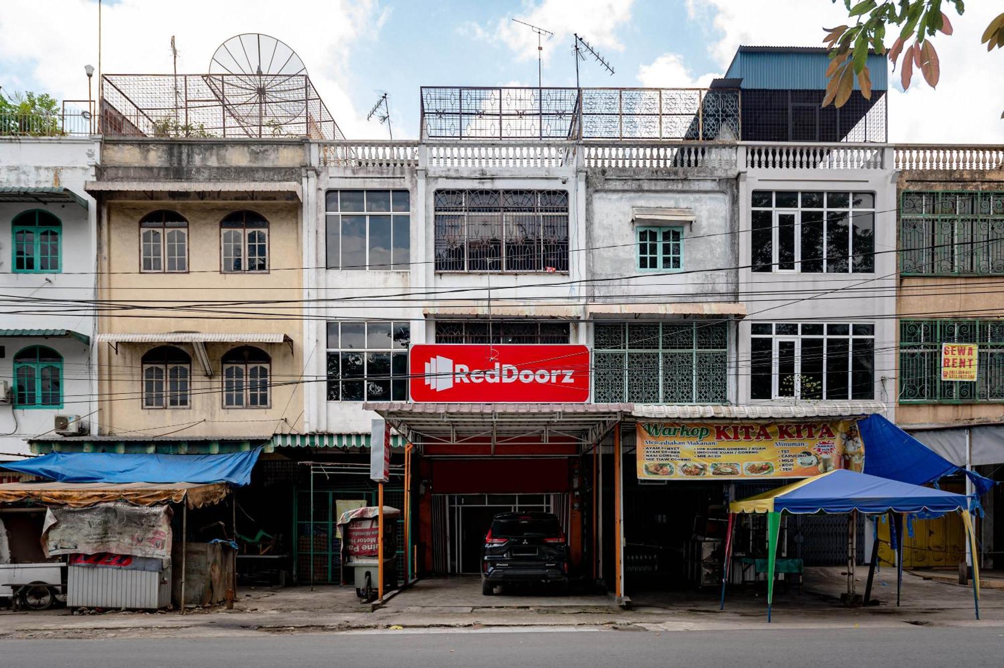 Готель Reddoorz Near Rsud Dr Pringadi Medan 3 Екстер'єр фото